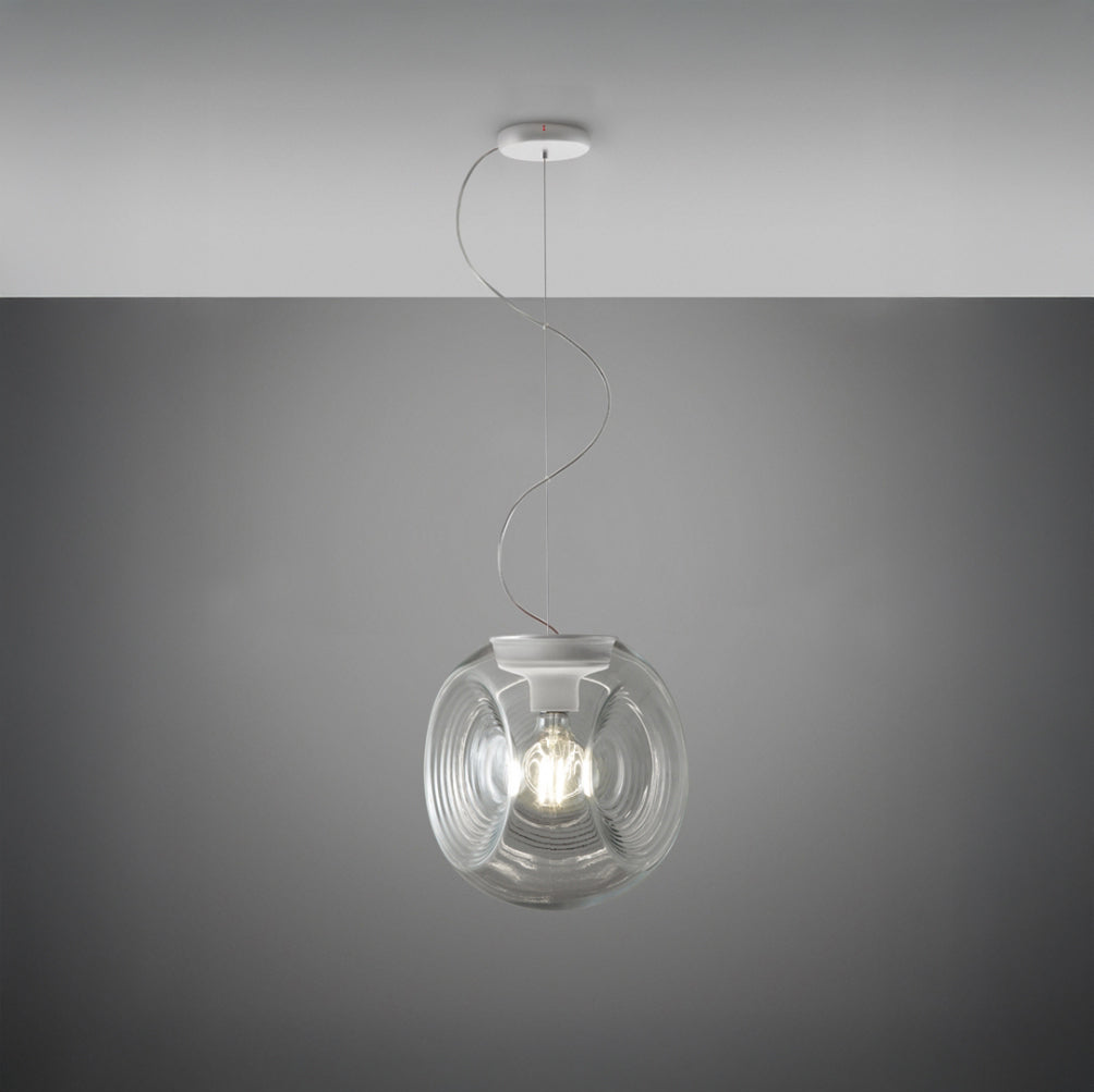 مصباح زجاجي معلق بسطح محفور