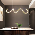 مصباح LED ذهبي معلق بتصميم موجي