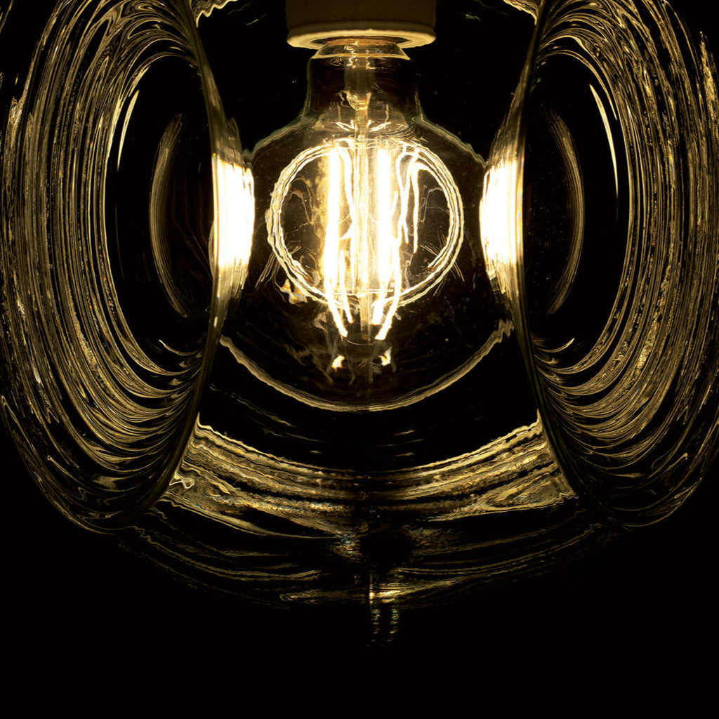 مصباح زجاجي معلق بسطح محفور