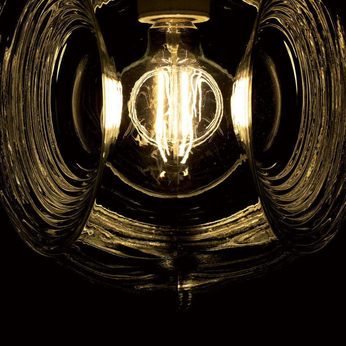 مصباح زجاجي معلق بسطح محفور