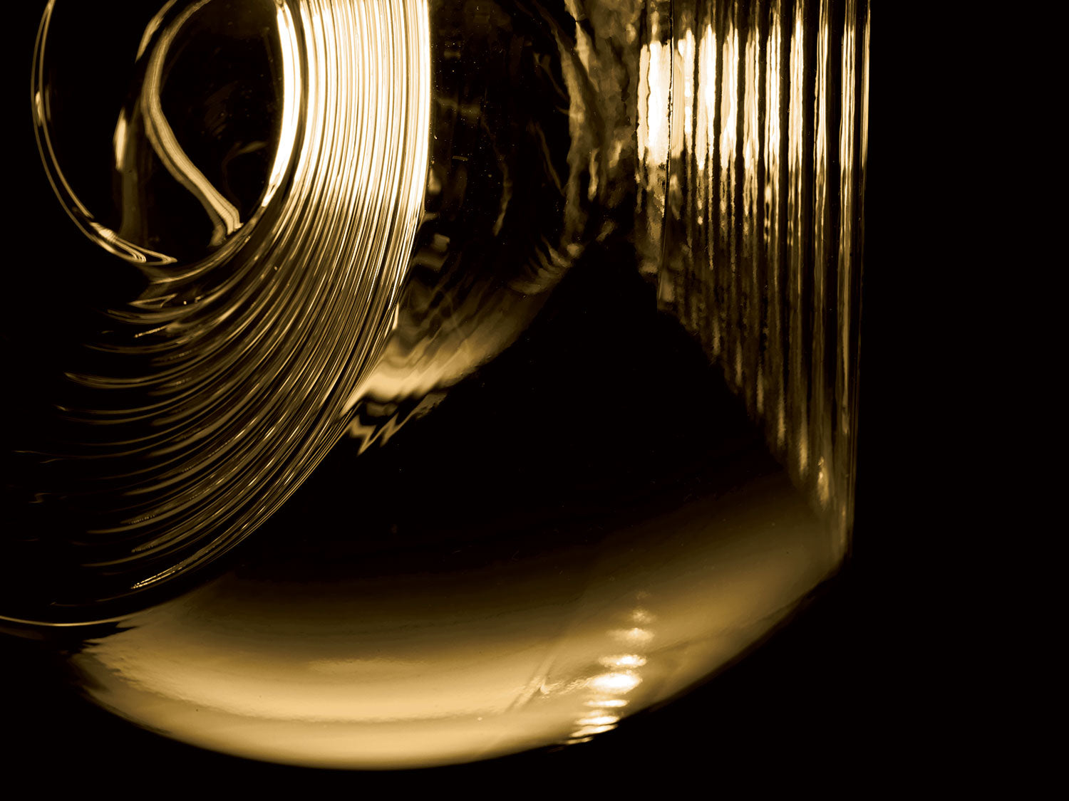 مصباح زجاجي معلق بسطح محفور