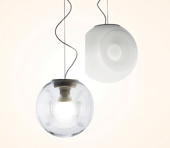 مصباح زجاجي معلق بسطح محفور